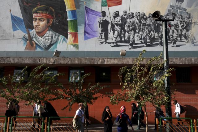 Επιχείρηση… σκούπα σε αντι-αμερικανικές πινακίδες στην Τεχεράνη